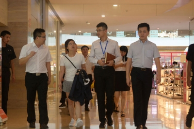 廣東歌舞劇院創(chuàng)作室編導(dǎo)、國家一級(jí)導(dǎo)演黃盈到河源市商業(yè)中心考察指導(dǎo)