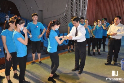 集團(tuán)辦公室到《桃花水母》劇目排練現(xiàn)場看望和慰問演職人員